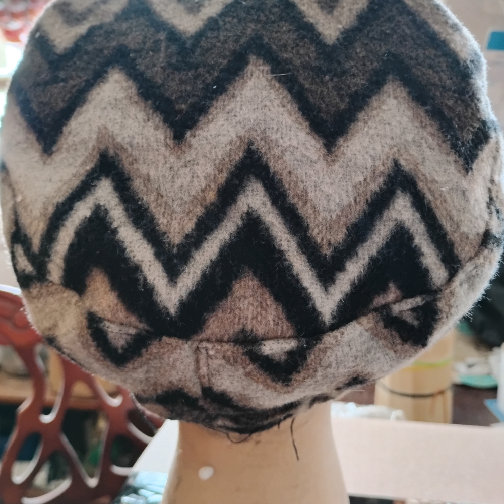 Chic Women's Zigzag Patterned Cap - image 4